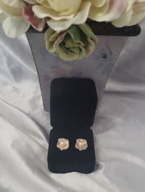 Genuine Pearls Set In A Beautiful Solid 925 Silver Flora Design